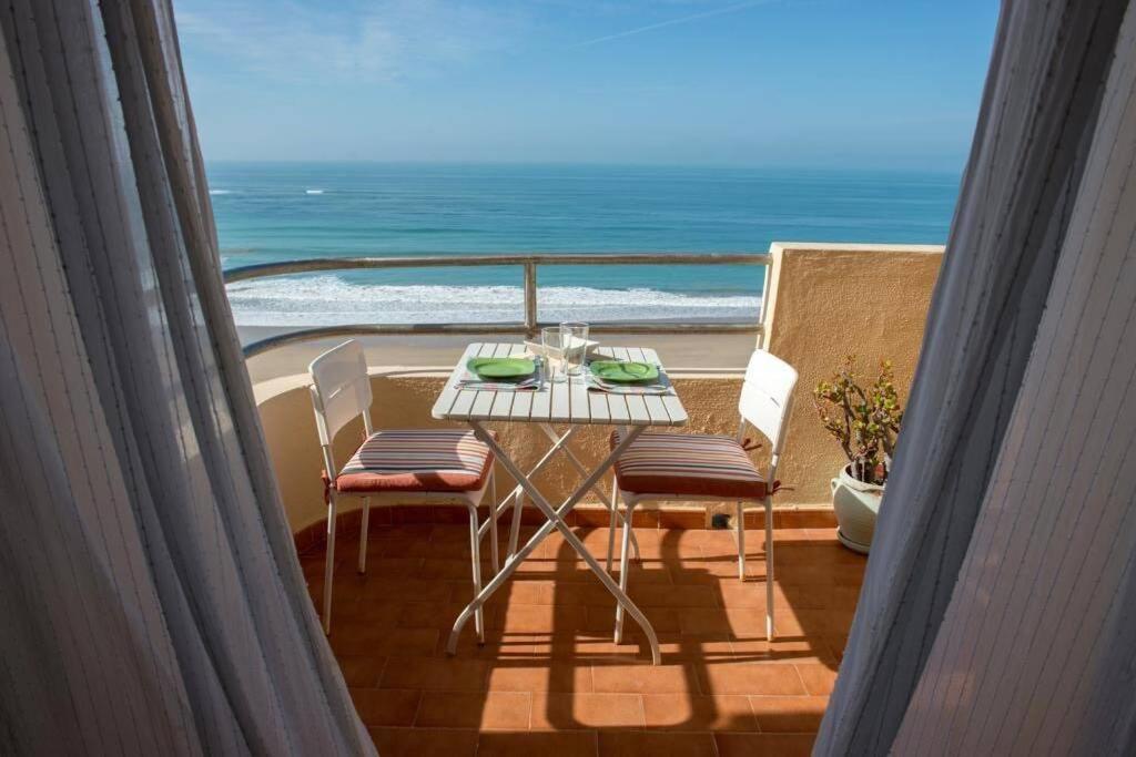 Gatu Bani Con Terraza Y Vista Frontal Al Mar, Preferente Mayores De 25 Anos Y Familias Apartment