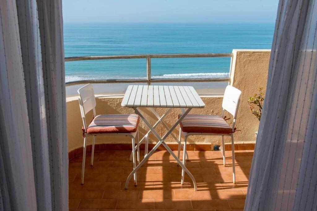 Gatu Bani Con Terraza Y Vista Frontal Al Mar, Preferente Mayores De 25 Anos Y Familias Apartment