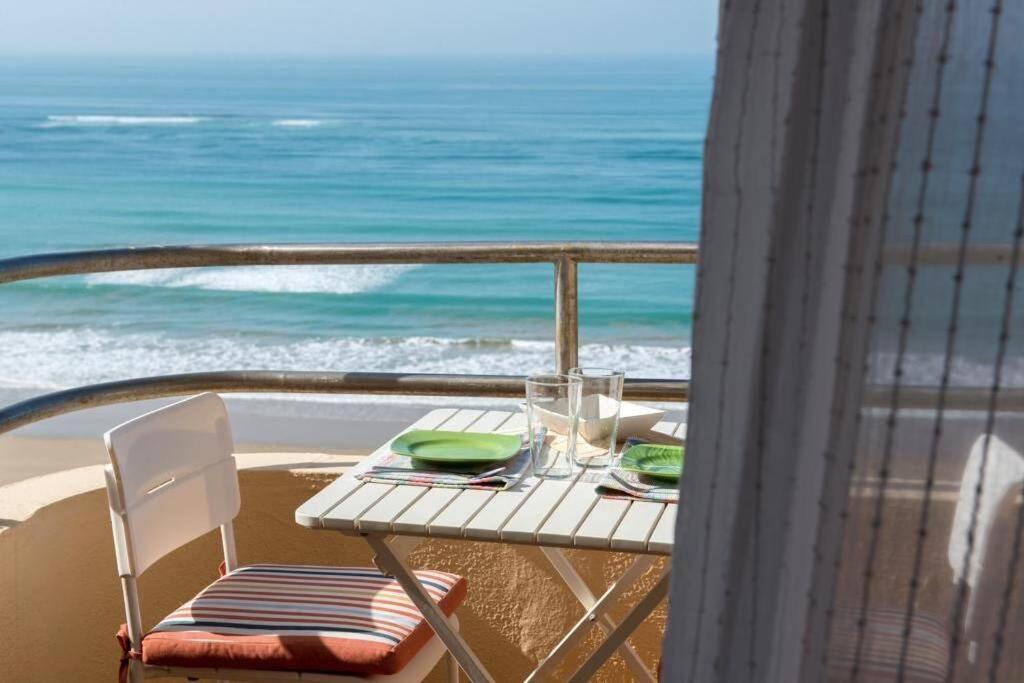 Gatu Bani Con Terraza Y Vista Frontal Al Mar, Preferente Mayores De 25 Anos Y Familias *