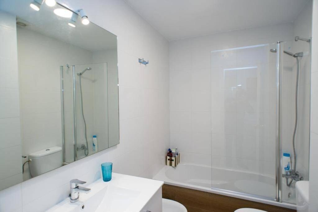 Gatu Bani Con Terraza Y Vista Frontal Al Mar, Preferente Mayores De 25 Anos Y Familias Apartment *