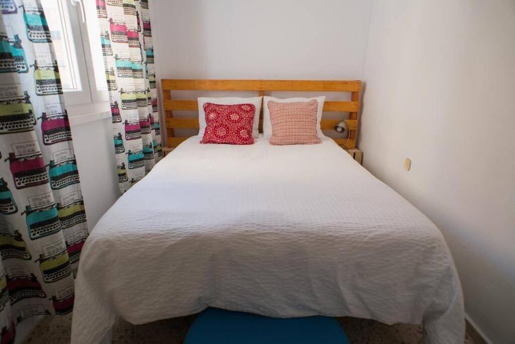 Gatu Bani Con Terraza Y Vista Frontal Al Mar, Preferente Mayores De 25 Anos Y Familias